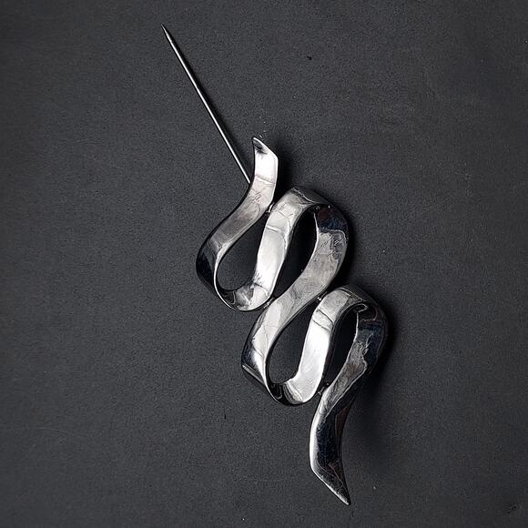 Vintage M Jent Signed Brooch Ribbon Ripple Silver Tone Costume Jewelry - Picture 8 of 10